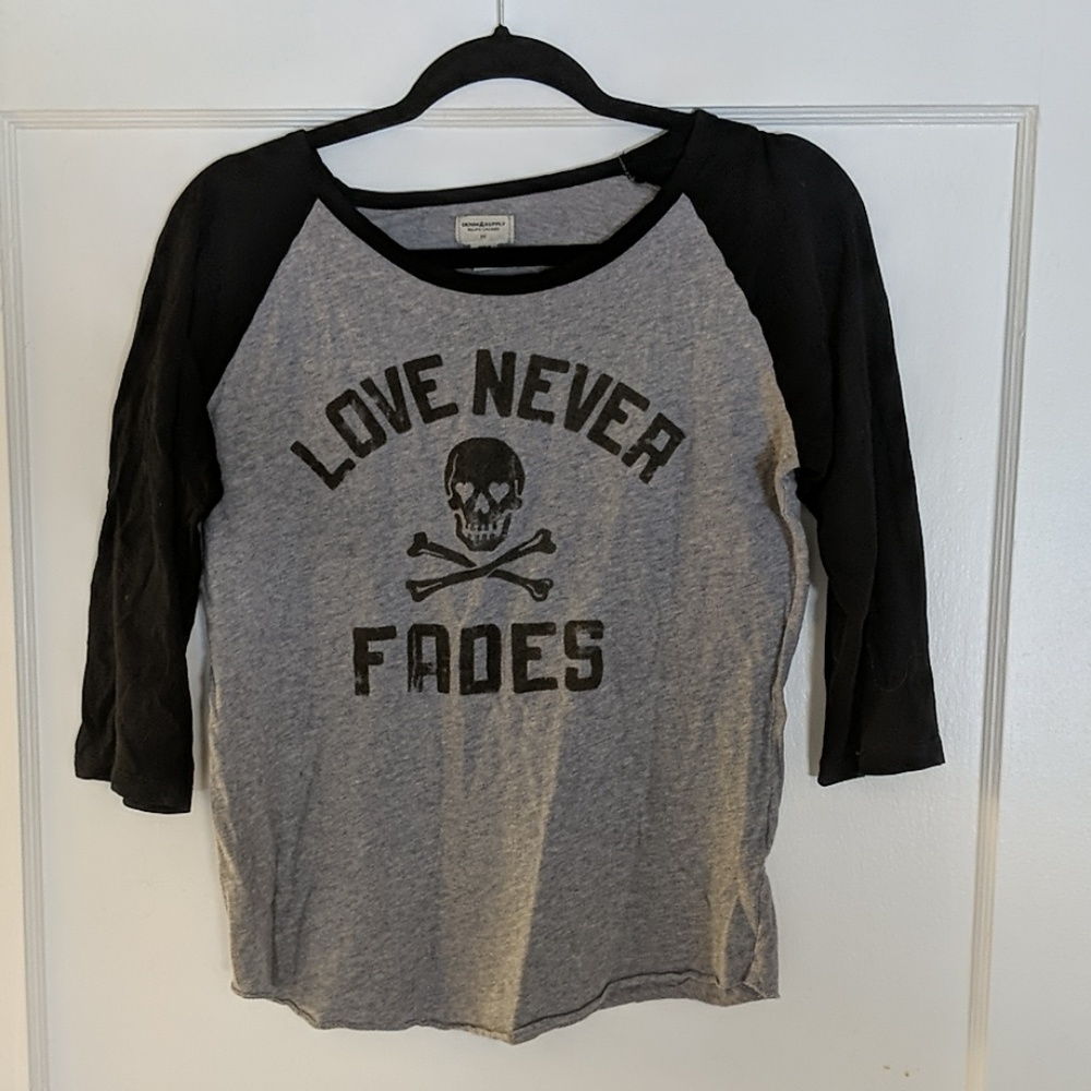 Skull w/ hearts graphic 3/4 t-shirt